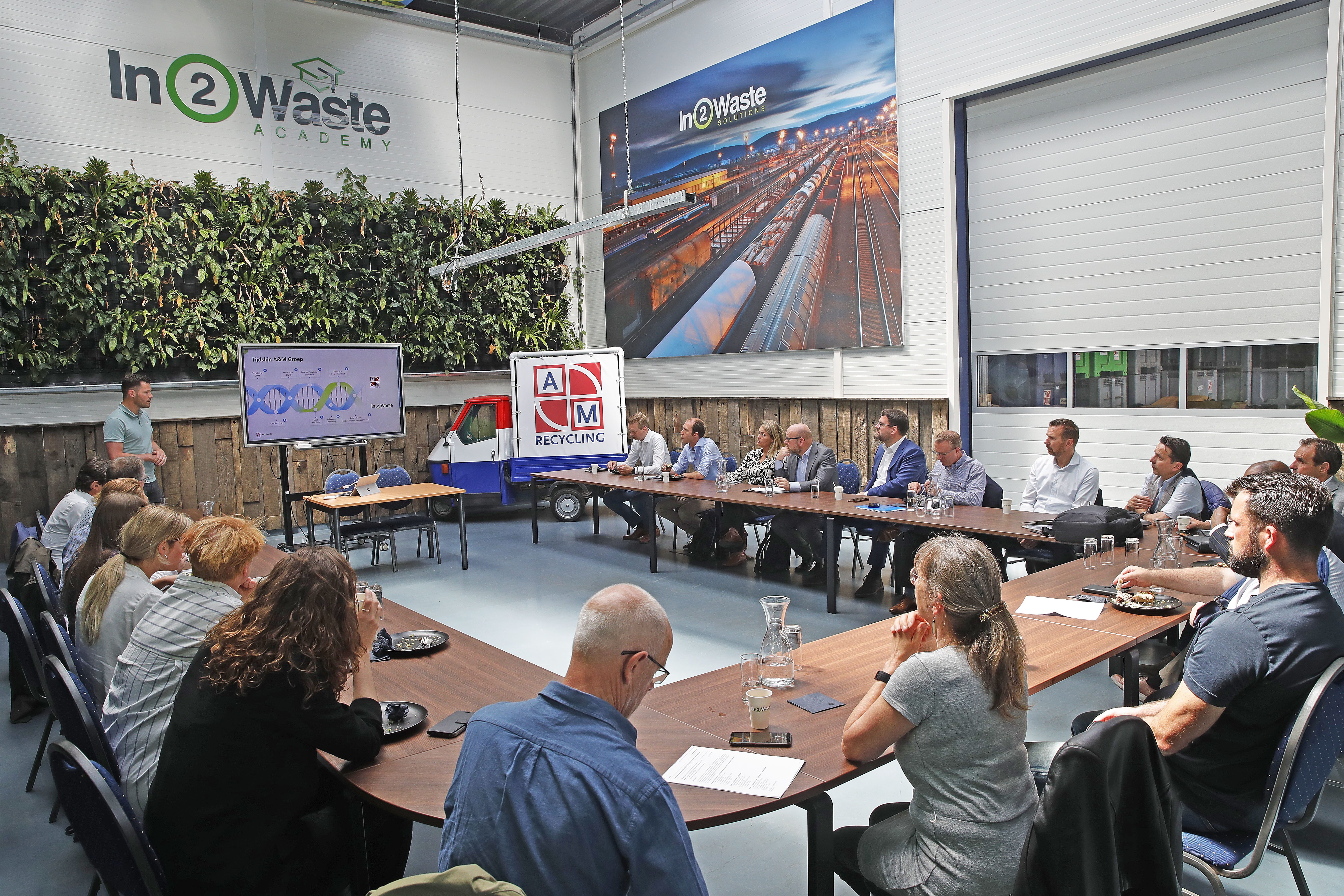 Leden Metaalconvenant brengen bezoek aan de A&M Groep